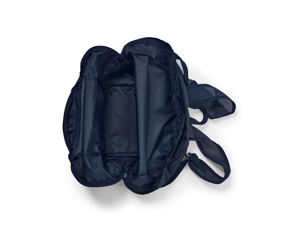 Otvorený skladací ruksak.