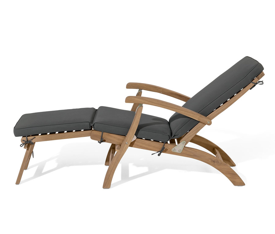 Lehátko s výsuvnou opierkou nôh so sivými vankúšmi.