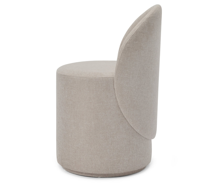 Béžová látková stolička s okrúhlym sedadlom a zakriveným operadlom.