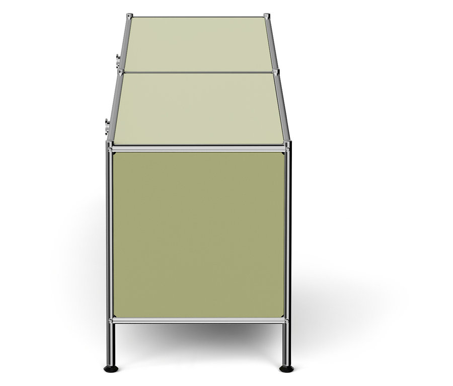 Béžová skrinka s chrómovaným rámom.