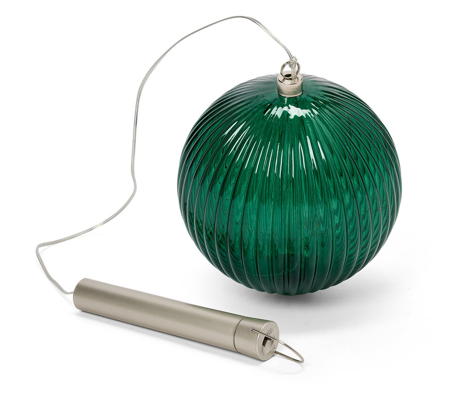 Zelená sklenená guľa s textúrovaným povrchom pripojená k striebornej valcovej trubici pomocou drôtu.