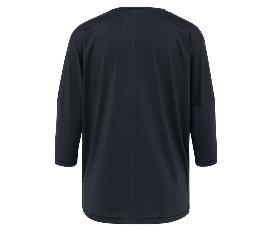 Detail zadnej strany tmavomodrého trička s trojštvrťovými rukávmi.