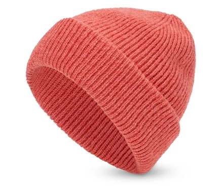 Korálová pletená čiapka na bielom pozadí.