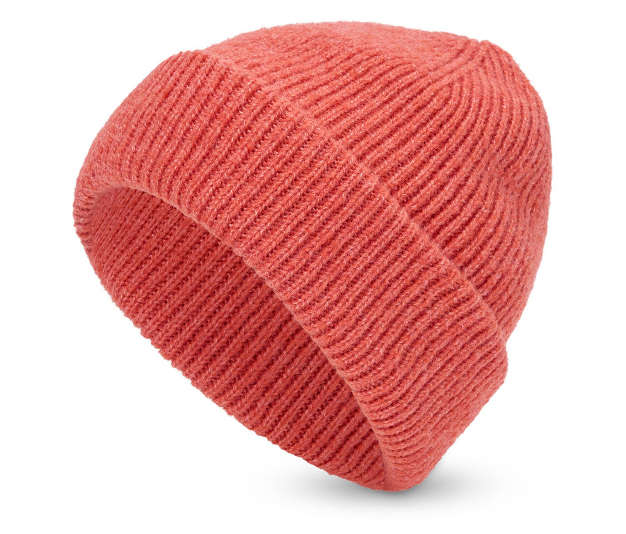 Korálová pletená čiapka na bielom pozadí.