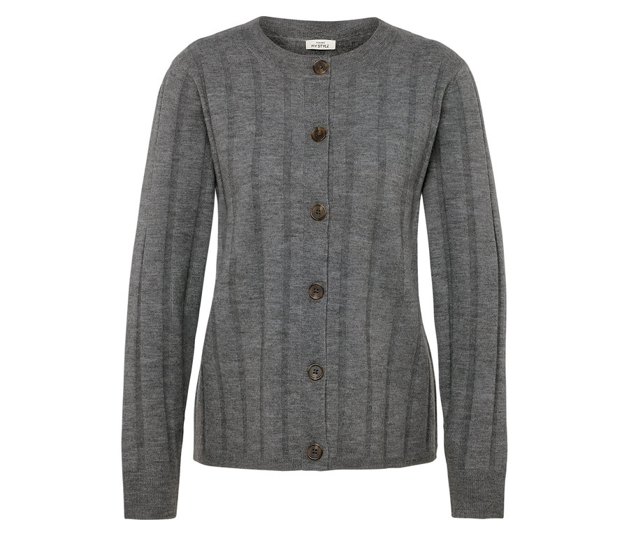 Sivý pletený kardigán s hnedými gombíkmi.