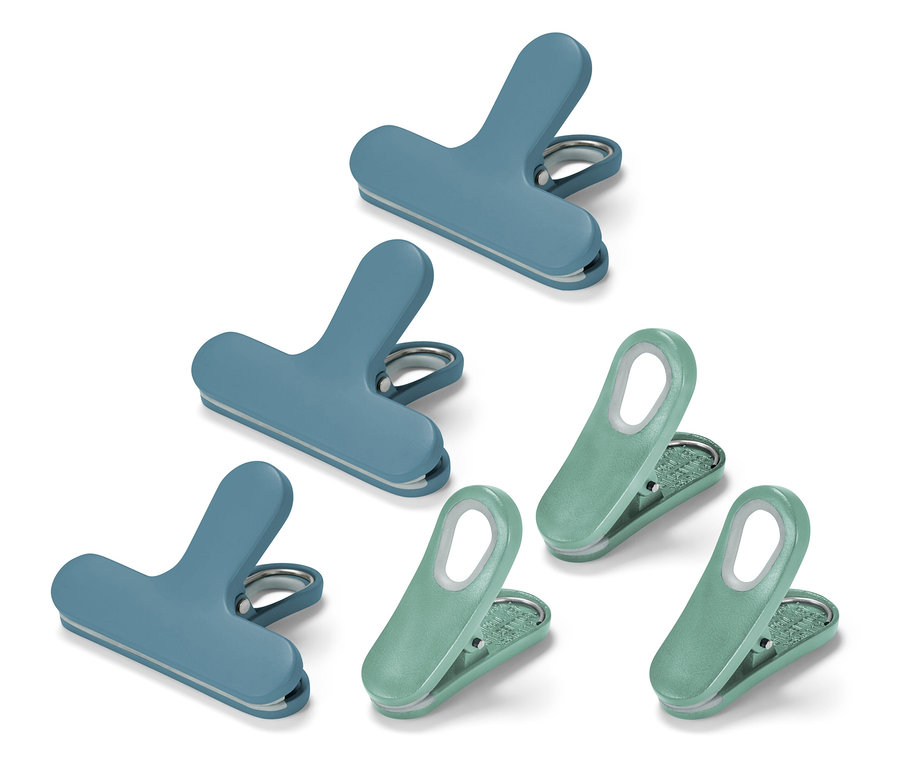 Pohľad zhora na tri modré a tri zelené klipsy na vrecká na bielom pozadí.