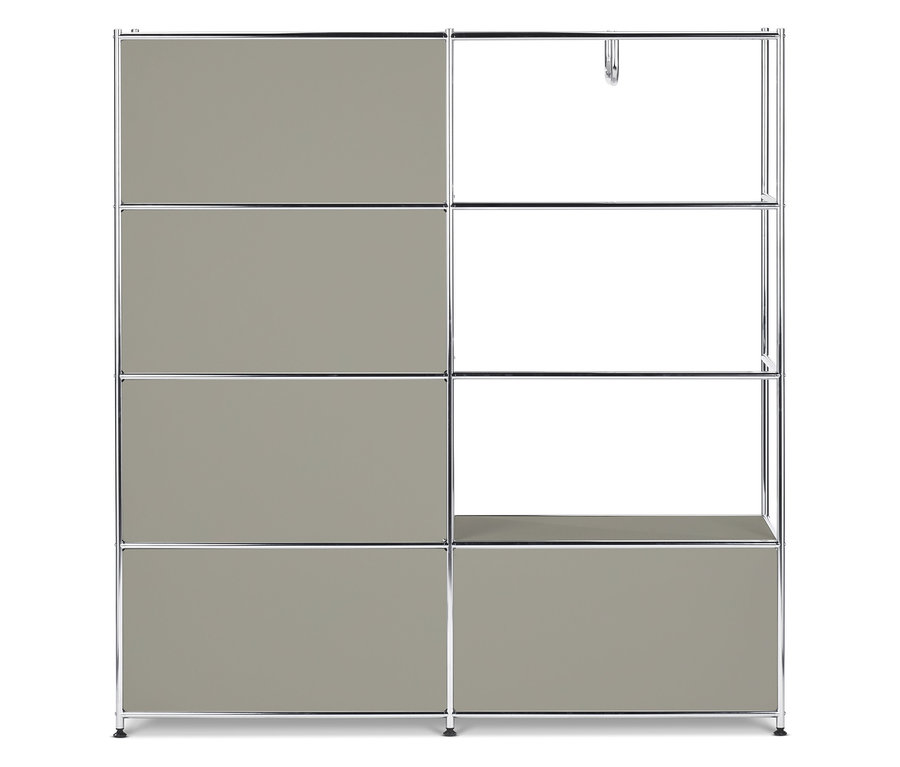 Sivý modulárny regál so štyrmi sivými panelmi na ľavej strane a otvorenými policami na pravej strane.