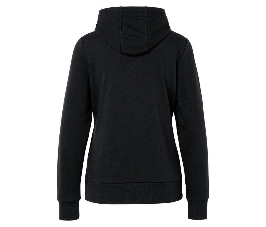 Pohľad zozadu na čiernu mikinu s kapucňou.