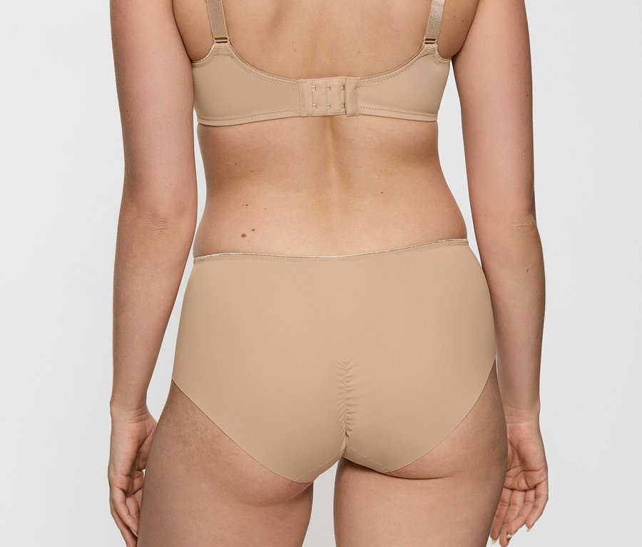 Pohľad zozadu na ženu v telovej podprsenke a nohavičkách Triumph Essential »Minimizer W X«.