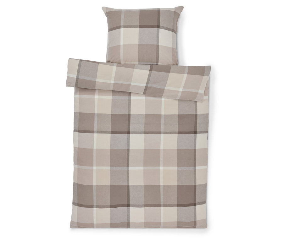 Obliečky a vankúš s károvaným vzorom v béžovej farbe.