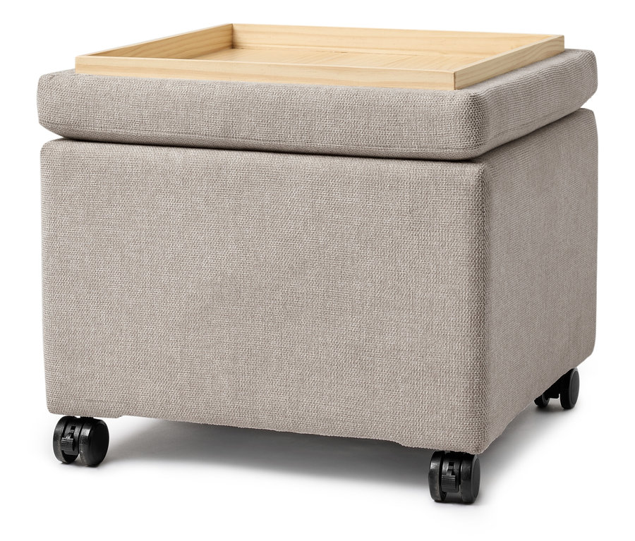 Béžová látková kocka s dreveným podnosom na vrchu a kolieskami.