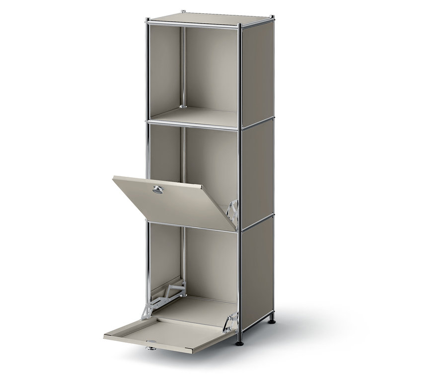 Sivá trojposchodová skriňa s otvorenými dverami v najspodnejšom oddelení.