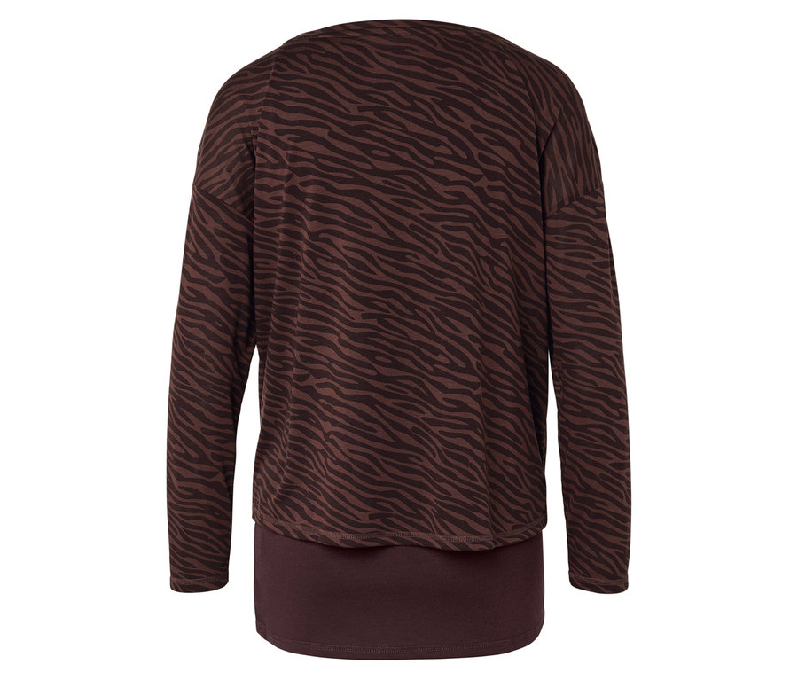 Hnedá blúzka so zvieracím vzorom.