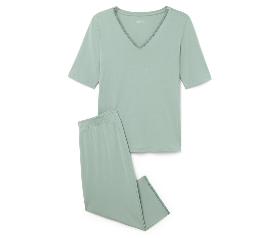 Svetlozelené pyžamo pozostávajúce z trička s krátkym rukávom a nohavíc leží na bielom pozadí.