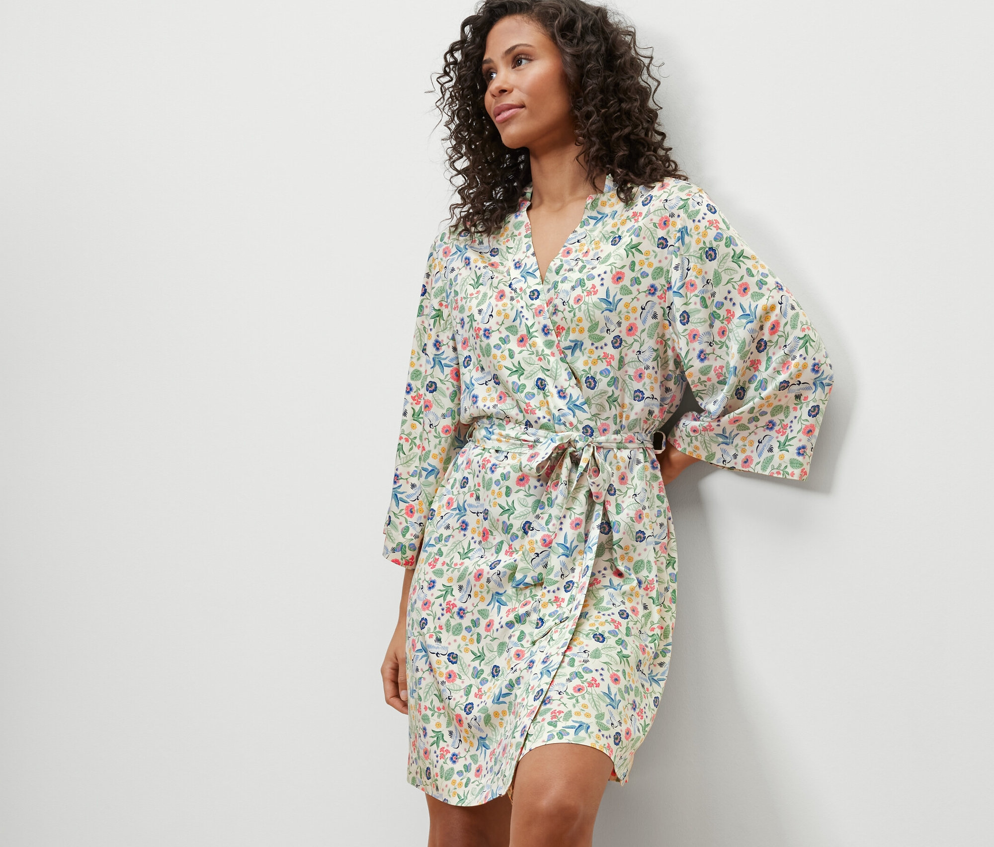 Žena v župane s kvetinovým vzorom.