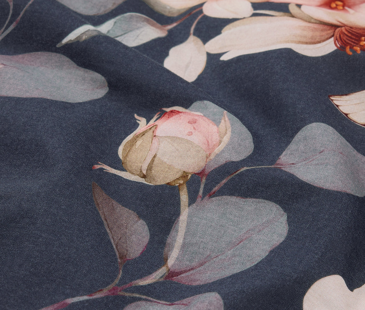 Detailný záber na štandardnú posteľnú bielizeň z renforcé s kvetinovým vzorom.