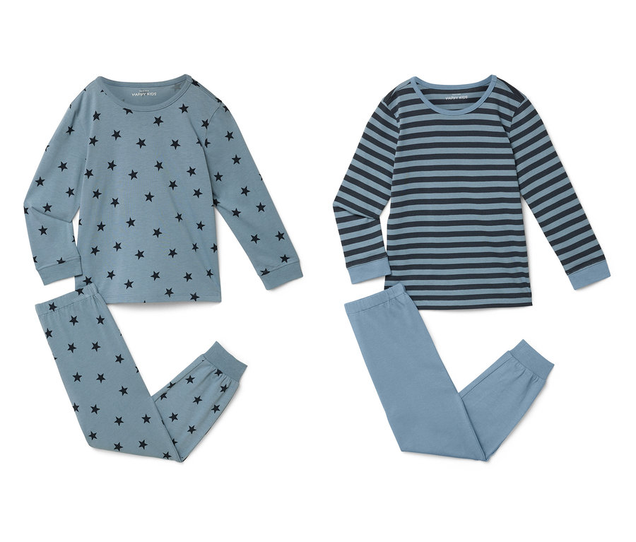 Dve modré pyžamá, jedny s hviezdami a druhé s pruhmi, ležia na bielom pozadí.