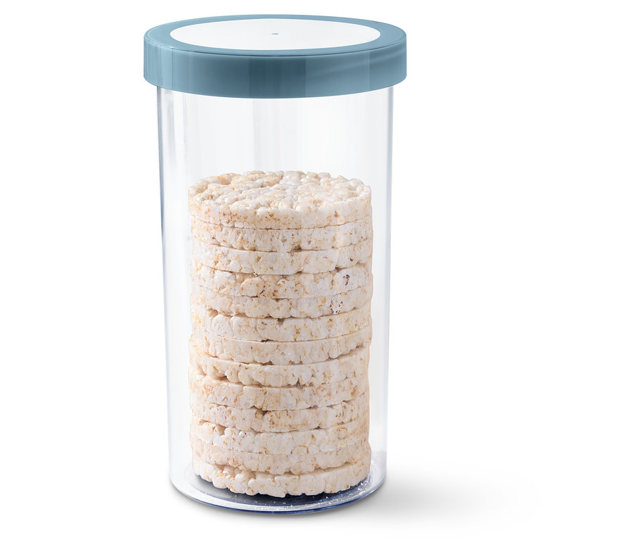 Priehľadná nádoba na skladovanie potravín s modrým vekom plná ryžových oplátok.