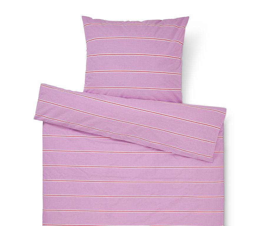Fialové posteľné obliečky s červenými a bielymi pruhmi pozostávajúce z obliečky na vankúš a obliečky na prikrývku.