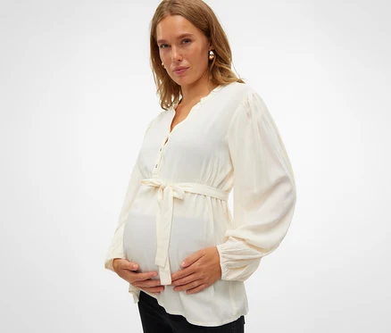 Tehotná žena drží si brucho a má na sebe MAMALICIOUS Top.