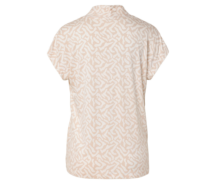 Pohľad zozadu na svetlobéžovú blúzku s krátkym rukávom a abstraktným vzorom.