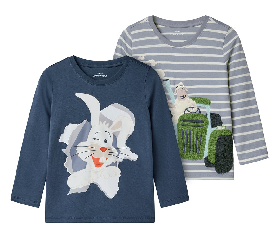 Dve detské tričká s dlhým rukávom ležia vedľa seba. Jedno je modré s bielym zajacom a druhé je sivé so vzorom ovce na traktore.