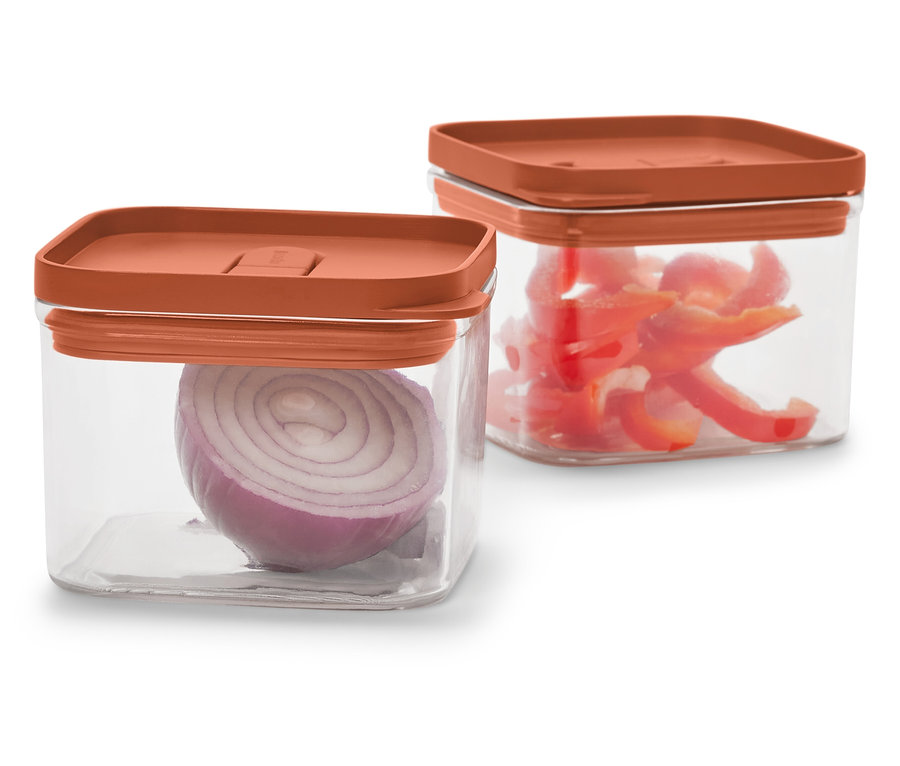 Dve priehľadné štvorcové nádoby s oranžovými viečkami. V jednej je červená cibuľa, v druhej nakrájaná červená paprika.