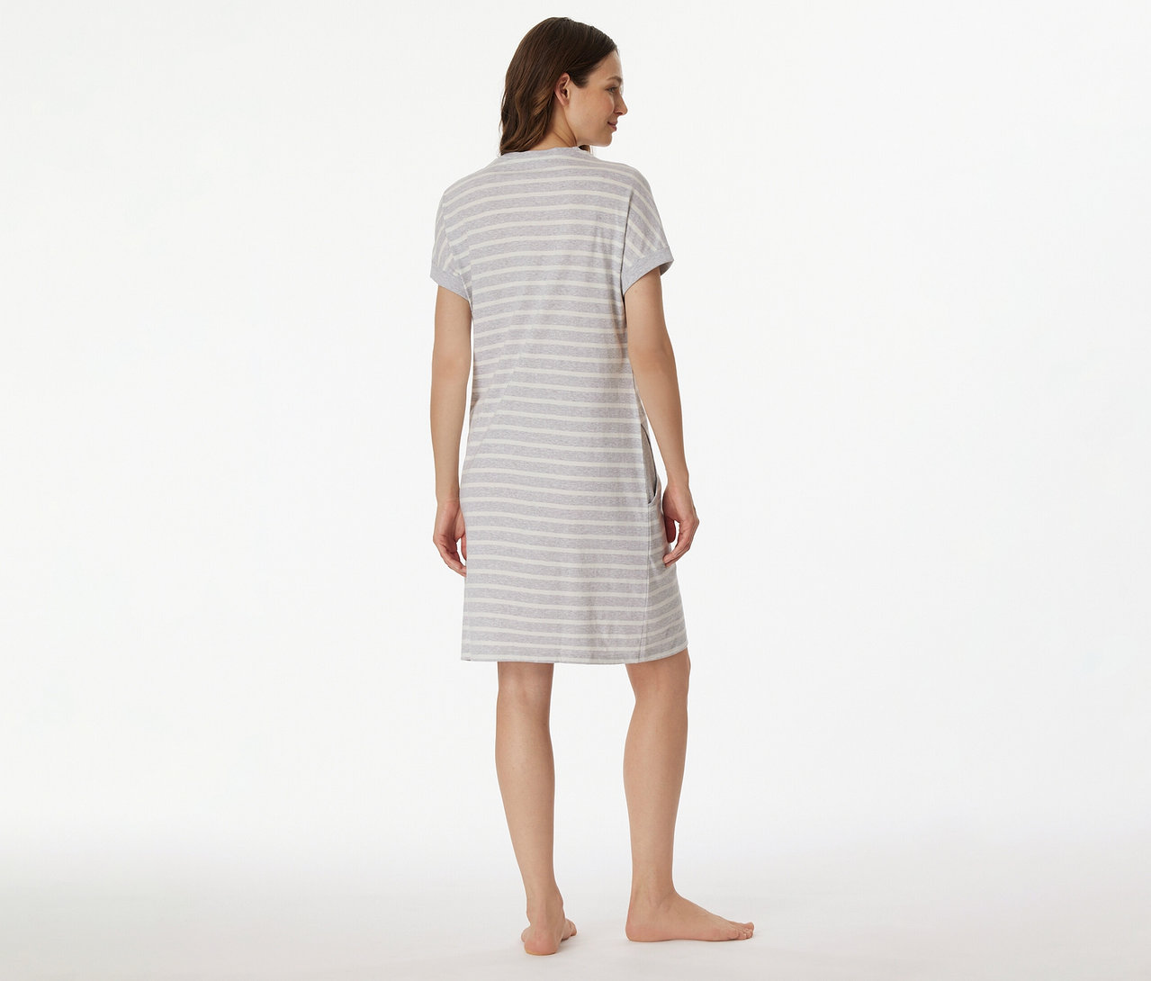 Žena zozadu v sivo-bielom pruhovanom nočnom tričku s krátkym rukávom SCHIESSER na bielom pozadí.