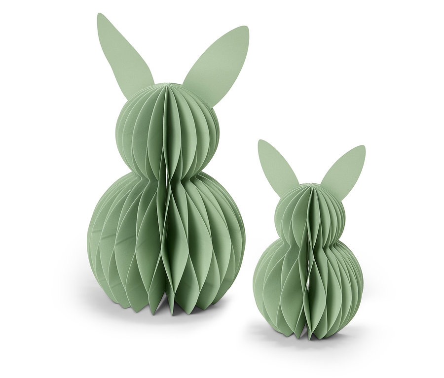 Dva svetlozelené papierové zajace stoja na bielom pozadí.