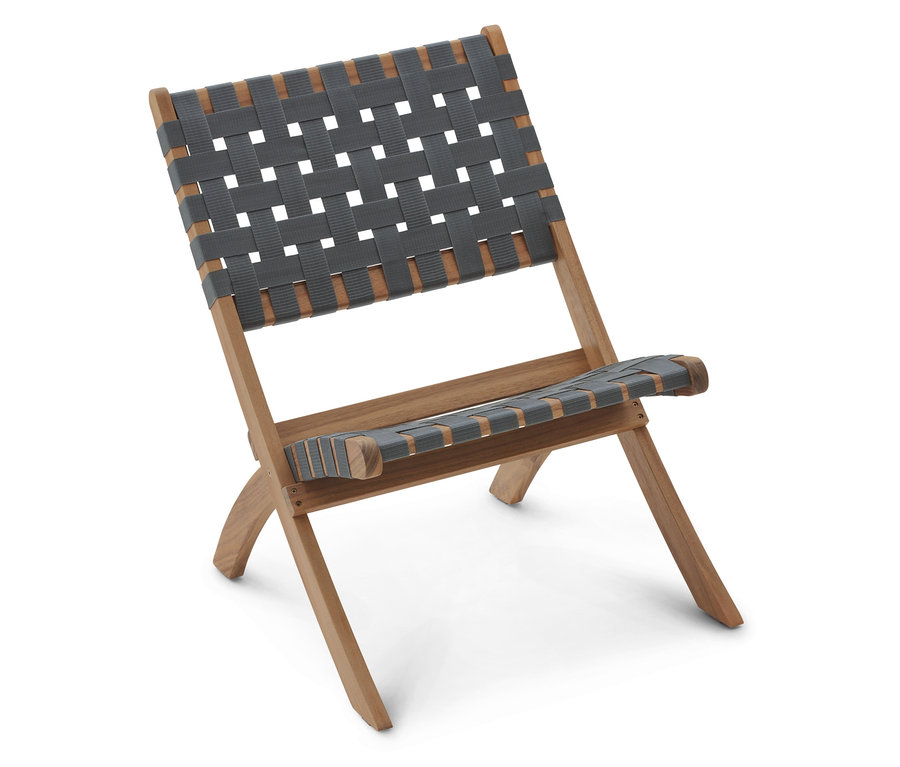 Samostatné drevené kreslo so sivým popruhovým sedadlom stojí na bielom pozadí.