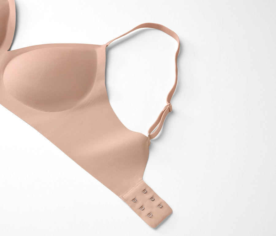 Telový podprsenka leží na bielom pozadí.