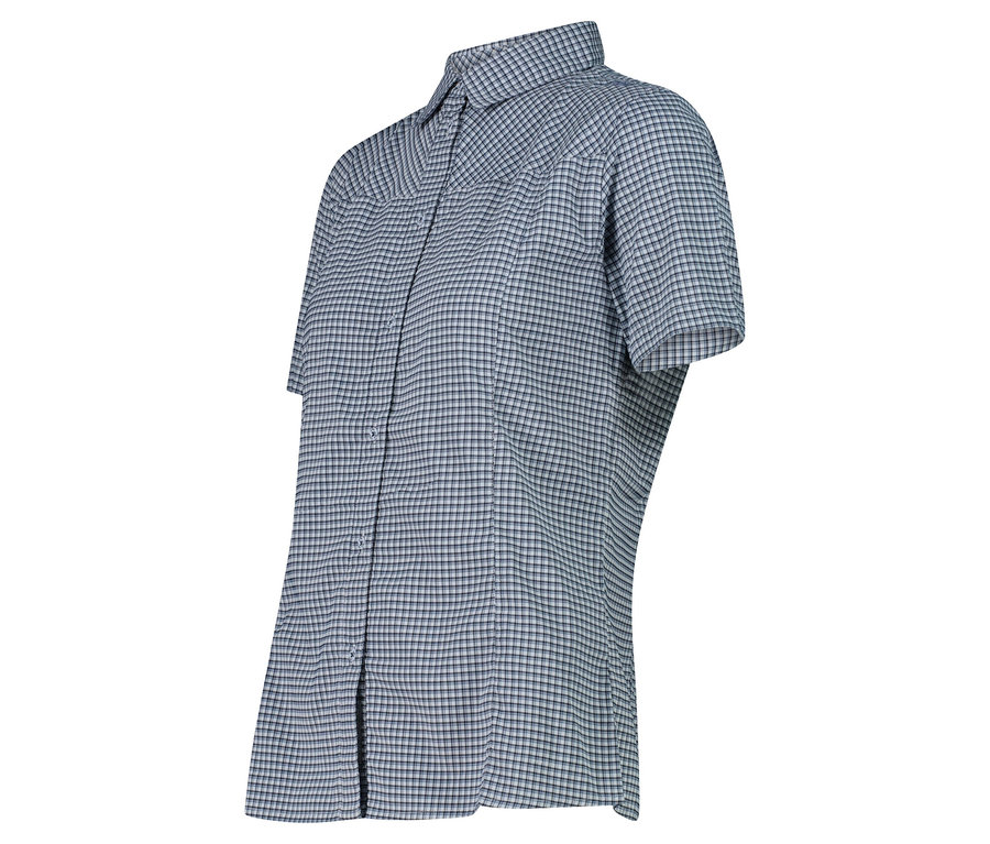 Detailný záber na košeľu s krátkym rukávom v modro-bielej kockovanej farbe, prezentovanú na bielom pozadí.