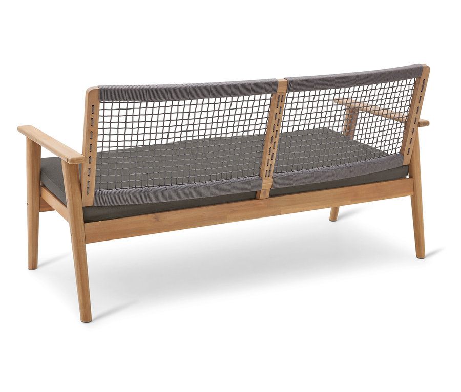 Pohľad zozadu na drevenú záhradnú lavičku so sivým sedadlom a operadlom zo šnúrkového pletiva.