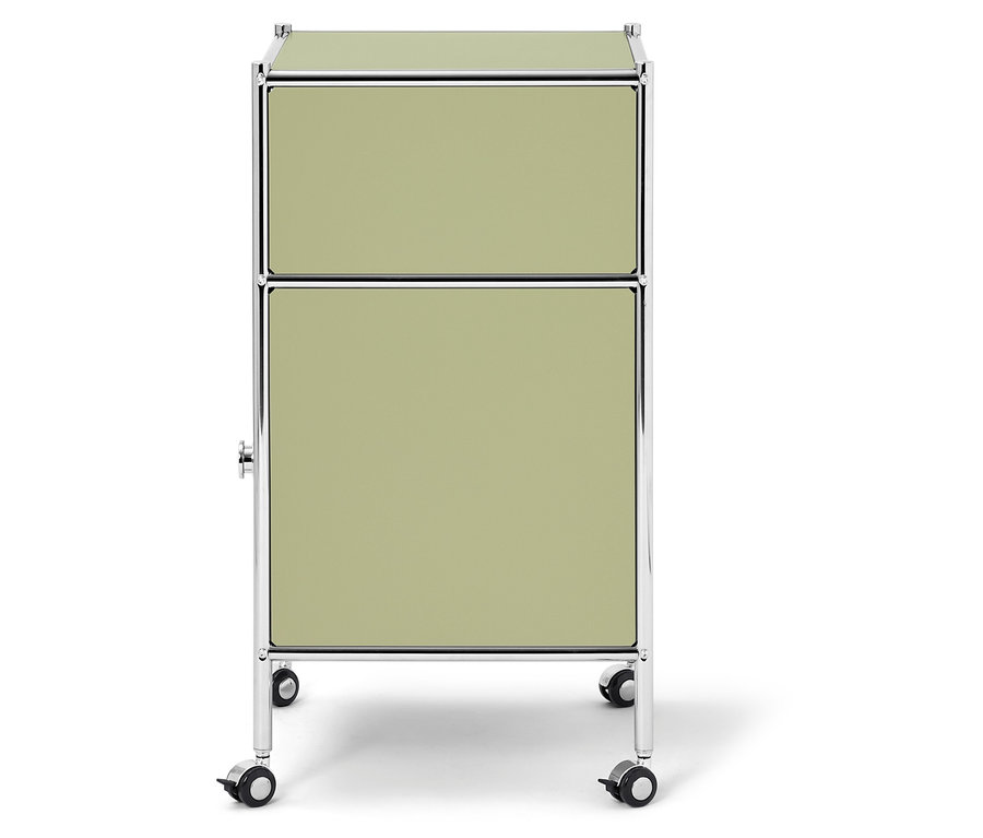 Mätovo zelený kontajner na kolieskach s dvomi zásuvkami a strieborným rámom stojí na bielom pozadí.