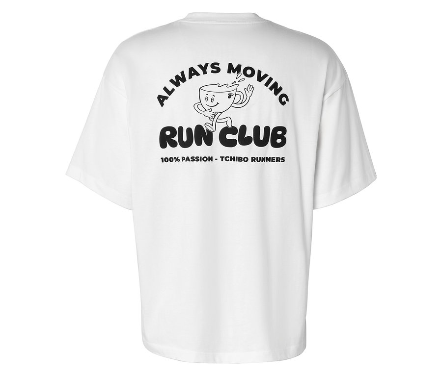 Biele športové tričko s čiernou potlačou bežiaceho kávového hrnčeka, nápisom "ALWAYS MOVING" hore a "RUN CLUB" a "100% PASSION - TCHIBO RUNNERS" dole.