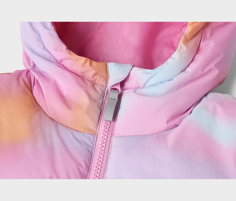 Detail kapucne prešívanej bundy s ružovým, oranžovým, fialovým a modrým tie-dye vzorom, s ružovým zipsom a sivým jazdcom.