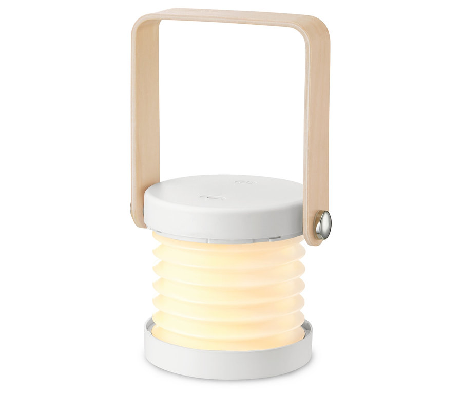 Skladacia stolná lampa s LED svieti na bielom pozadí.