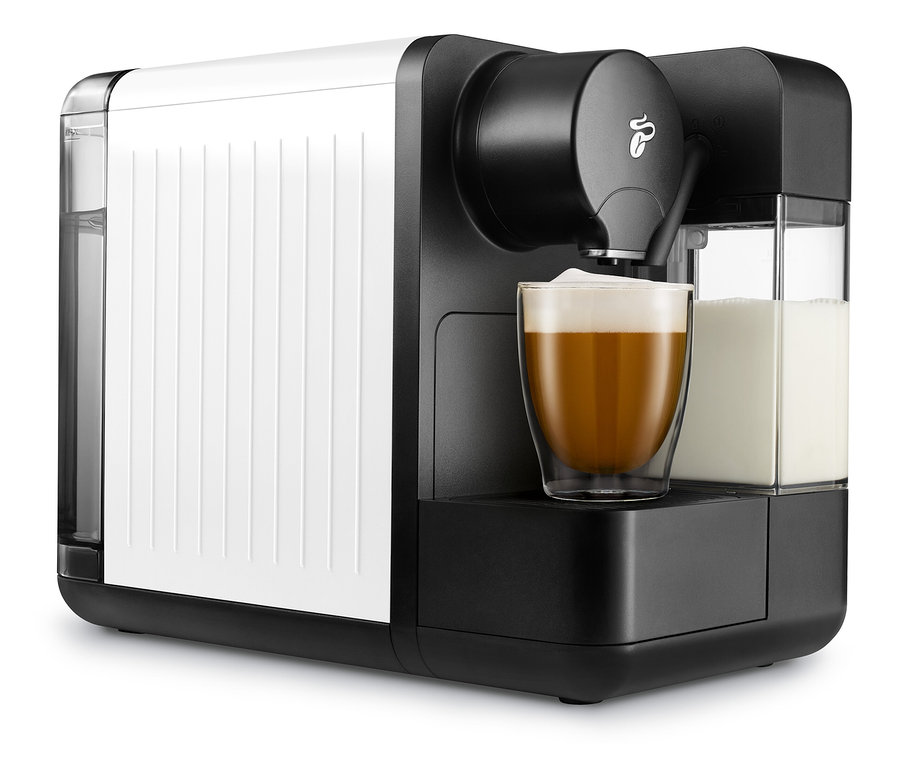 Kávovar Cafissimo milk, biela farba, pripravuje kávu do sklenice.