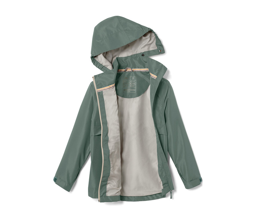 Zelená bunda do každého počasia, otvorená a položená.