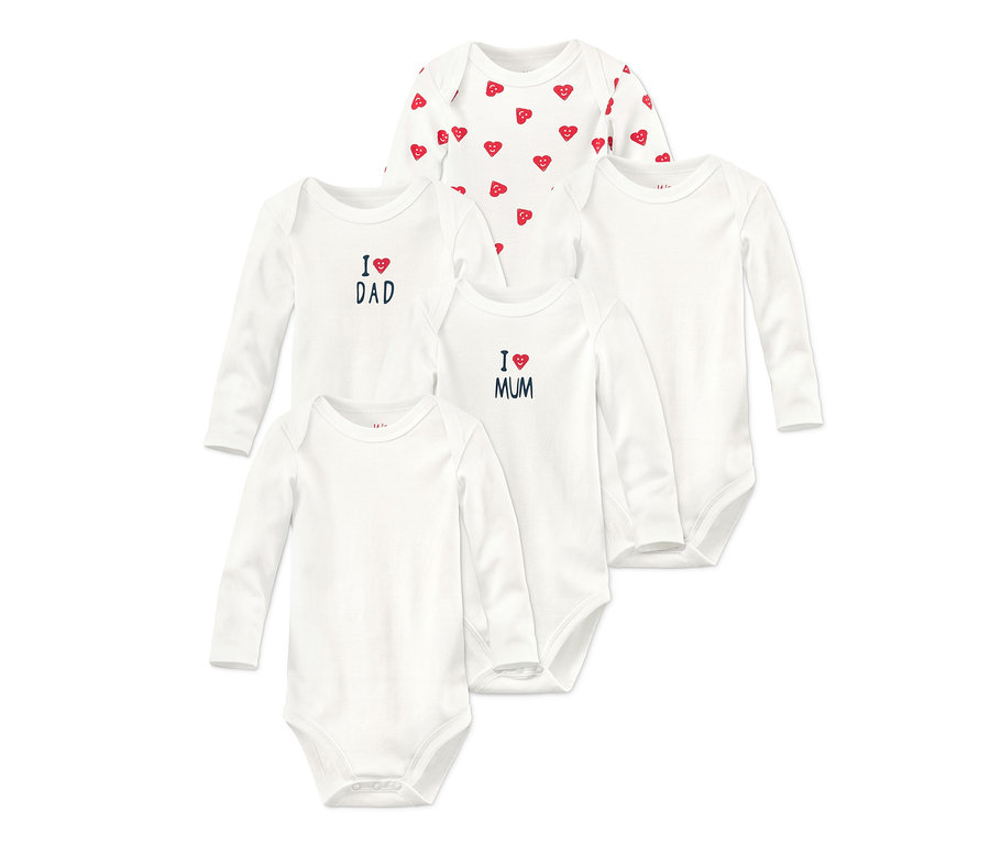 Päť bielych dojčenských body s dlhým rukávom z biobavlny, jedny s červenými srdiečkami, jedny s nápisom 'I <3 DAD' a jedny s nápisom 'I <3 MUM'.