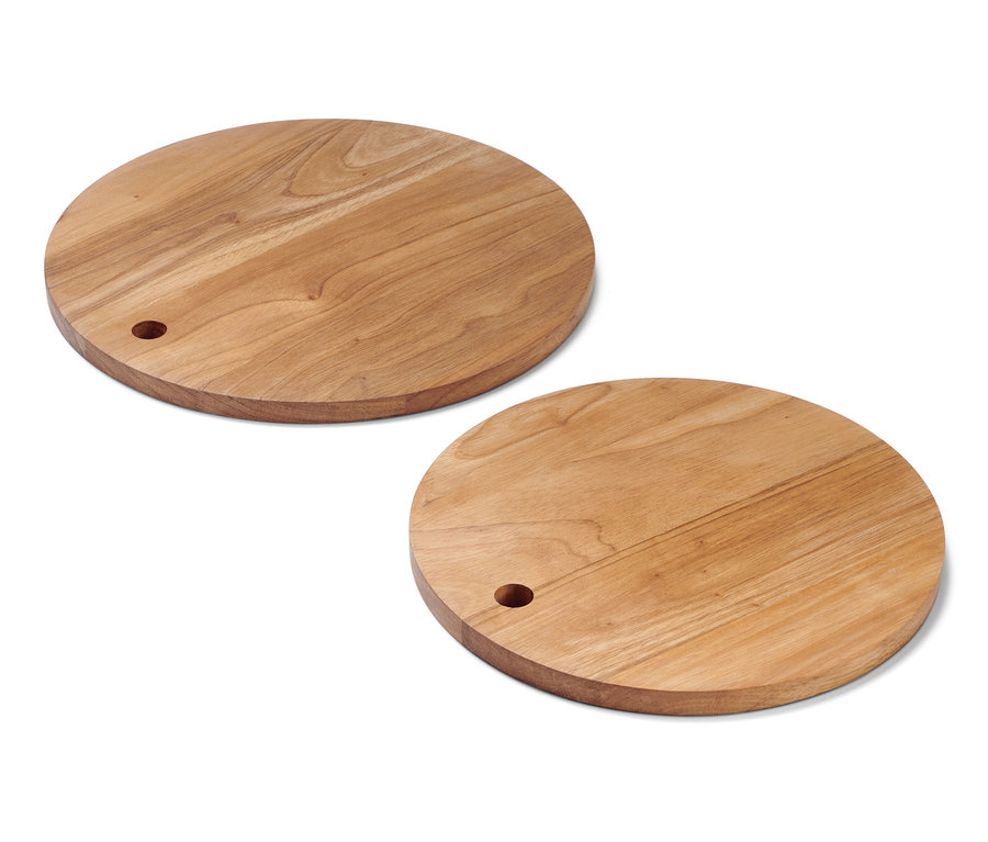Dve okrúhle drevené dosky na krájanie.