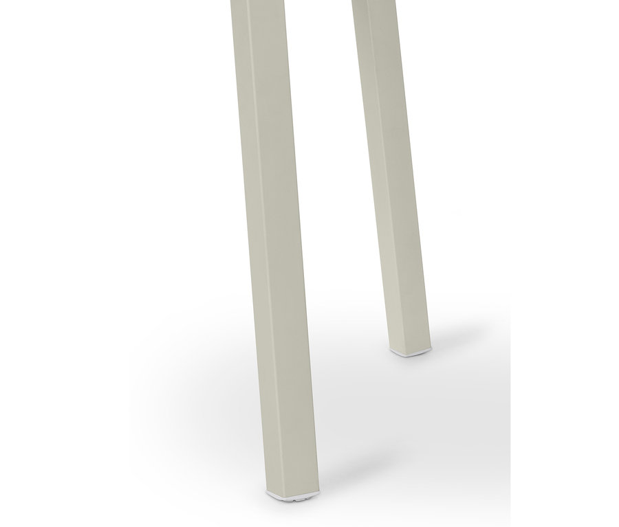 Detail dvoch nôh rozkladacieho stola.