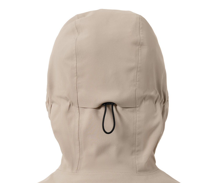 Detail kapucne hnedej bežeckej bundy do dažďa.