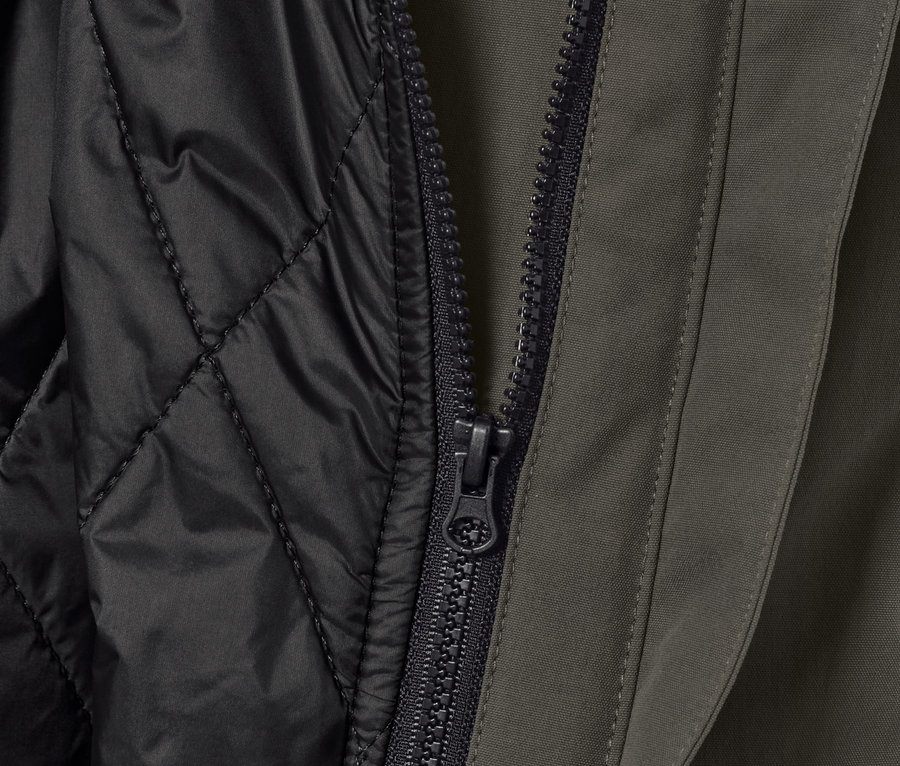 Detail bundy 3 v 1 s vestou, zips a čierna prešívaná vnútorná vrstva.