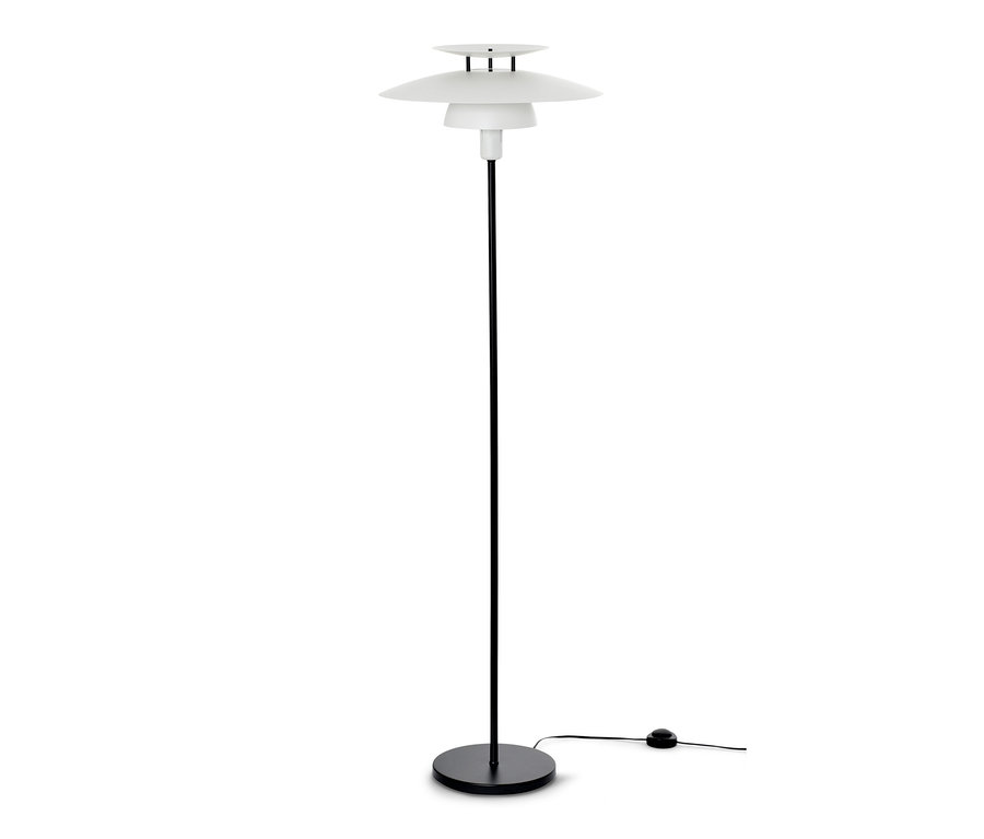 Stojacia lampa z kovu s čiernou nohou a bielym tienidlom.