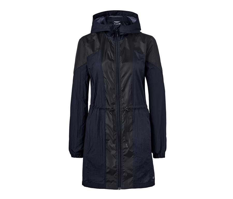 Tmavomodrá funkčná bunda.