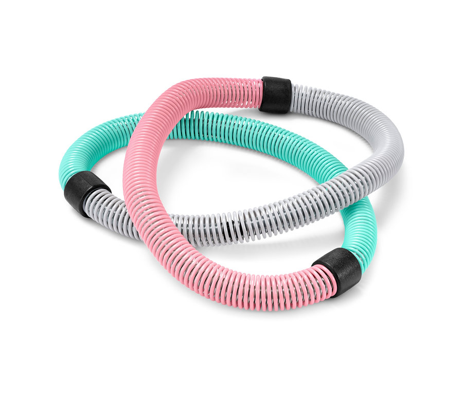 Dve prepletené pružné obruče na cvičenie, jedna ružová a jedna tyrkysovo-sivá.