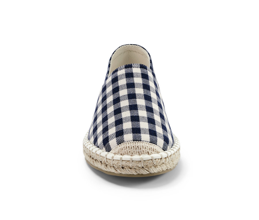 Detailný pohľad na espadrilky s modro-bielym kockovaným vzorom.