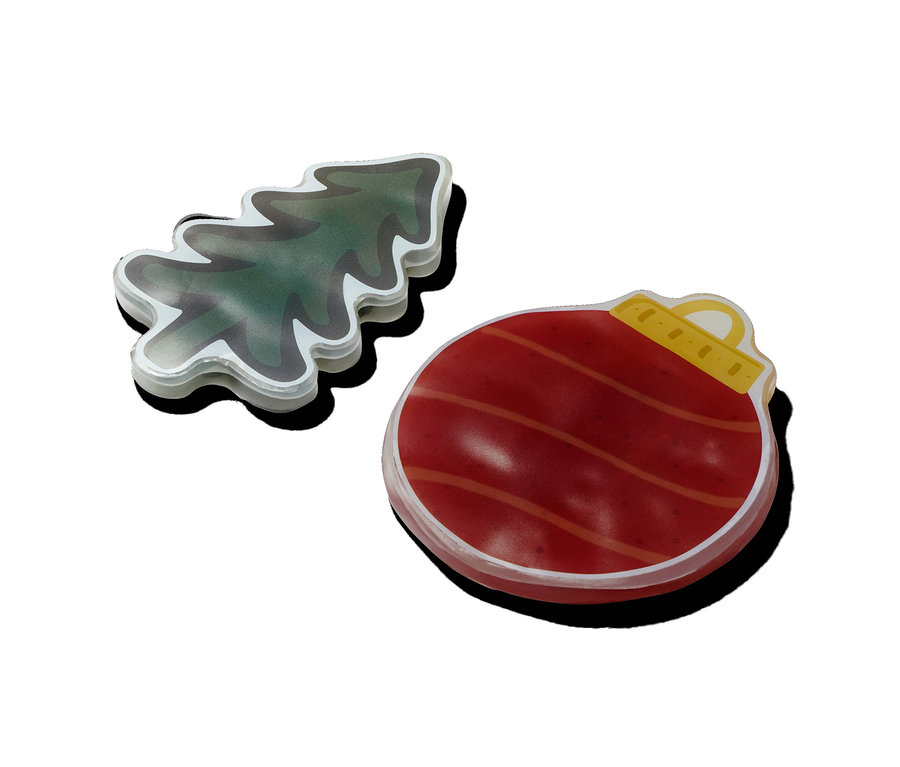 LED dekorácie na okno v tvare vianočného stromčeka a ozdoby.