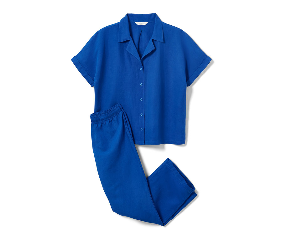 Modré ľanové pyžamo s krátkym rukávom na gombíky a dlhými nohavicami.